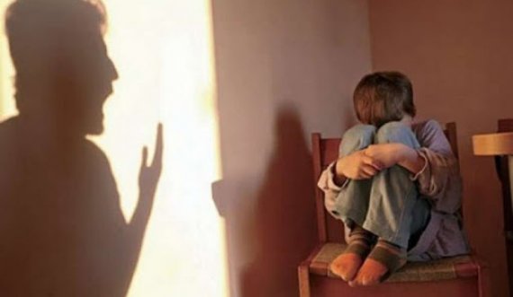  Mitrovicë: Një nënë raporton në Polici se djali i saj 12-vjeçar është rrahur nga babai i tij 