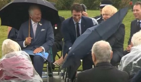  “Beteja e ashpër” e kryeministrit britanik me ombrellën, Princi Charles shpërthen në të qeshura 