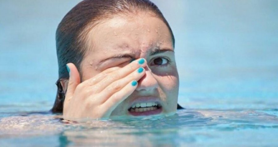 Keni djegie të syve kur laheni nëpër pishina? Arsyeja se pse ju ndodh kjo, është tepër e gërditshme 