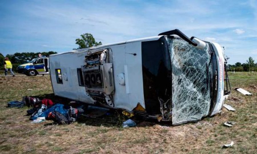 Rrotullohet afër Berlinit autobusi Beograd-Stokholm, 19 të lënduar