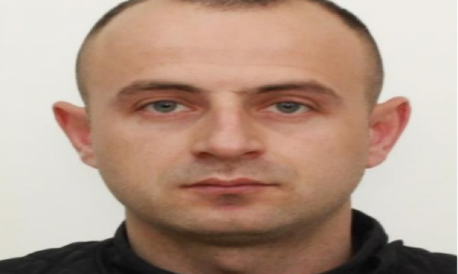  Nëse e shihni këtë person lajmëroni menjëherë Policinë e Kosovës 