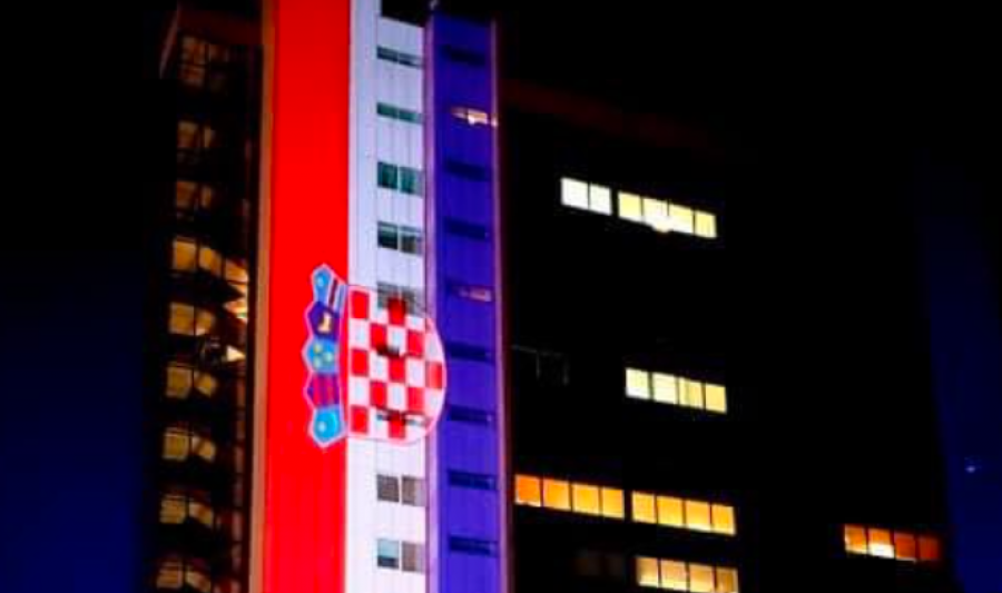 Qeveria e Kosovës ndriçohet me ngjyrat e flamurit Kroat: Faleminderit Kroaci