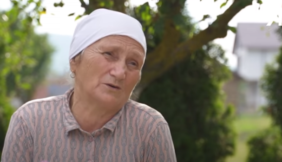Flet gruaja që u martua në familje 60 anëtarëshe, tregon për jetën në kallaballëk