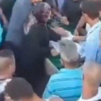 U mblodhën që ta varrosin momenti kur vërejnë se burri që e shpallën të vdekur po merrte frymë(VIDEO)