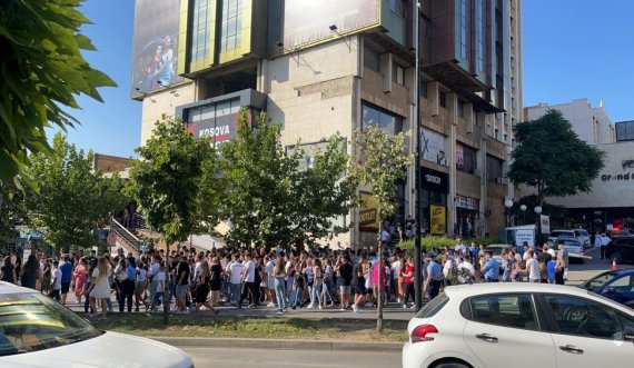  Temperaturat e larta nuk i ndalojnë fansat që të vrapojnë pas Azetit në rrugët e Prishtinës 