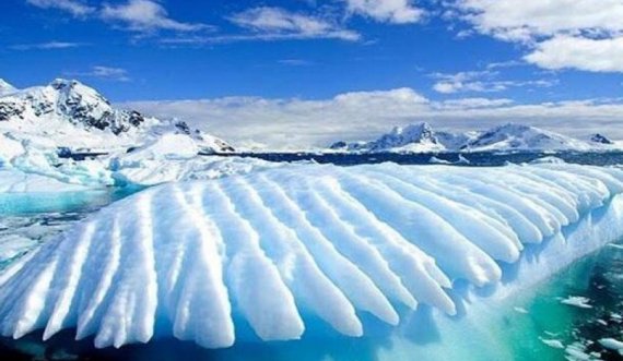 Po bën shumë vapë! Në Grenlandë u shkrinë 22 gigatonë akull në një ditë 