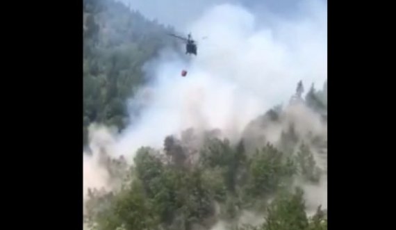  Pamje si helikopteri ndihmon në shuarjen e zjarrit që kaploi malet në Rugovë 