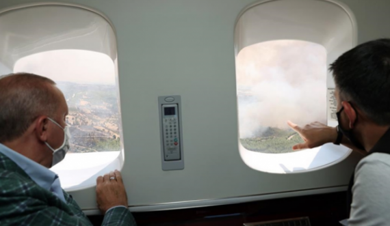  Erdogani i viziton zonat e prekura nga zjarret, i shikon nga helikopteri 