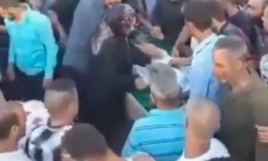 U mblodhën që ta varrosin momenti kur vërejnë se burri që e shpallën të vdekur po merrte frymë(VIDEO)