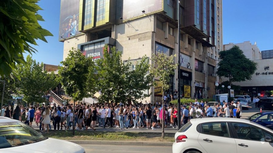  Temperaturat e larta nuk i ndalojnë fansat që të vrapojnë pas Azetit në rrugët e Prishtinës 