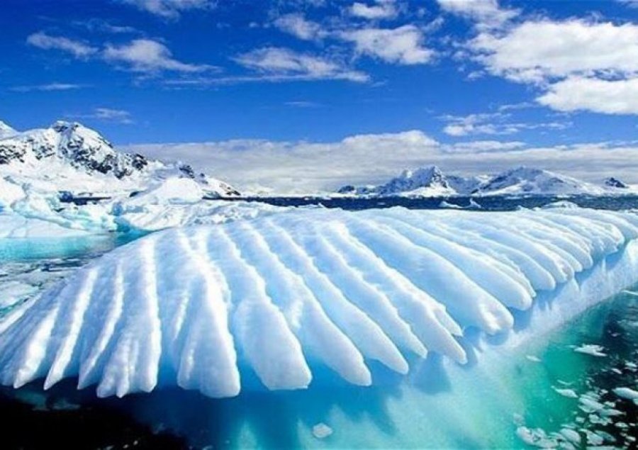 Po bën shumë vapë! Në Grenlandë u shkrinë 22 gigatonë akull në një ditë 