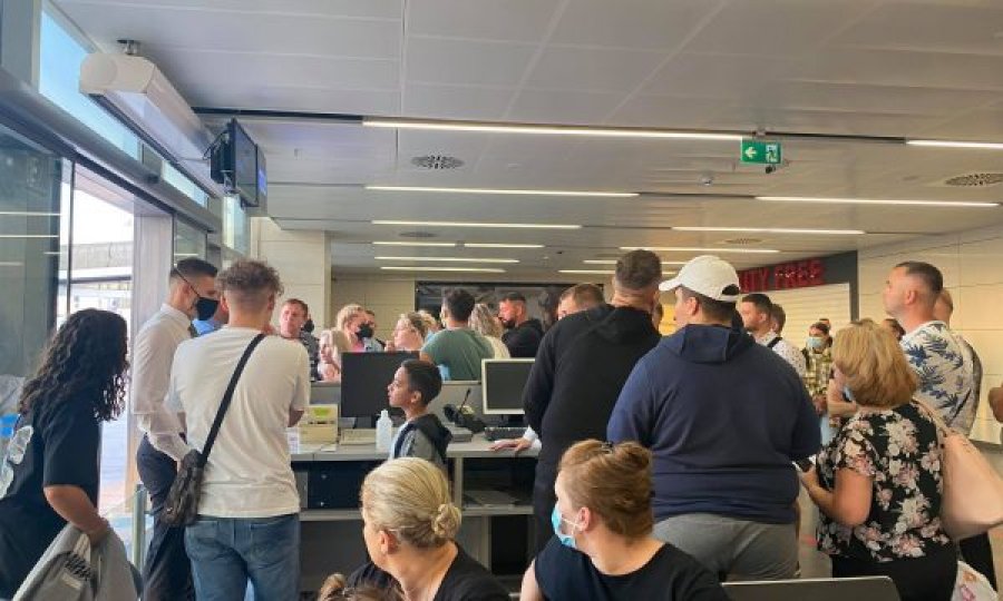  Tollovi në aeroport, pasagjerët ankohen se kanë mbi një orë që po e presin avionin 