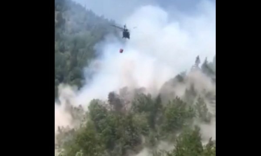  Pamje si helikopteri ndihmon në shuarjen e zjarrit që kaploi malet në Rugovë 