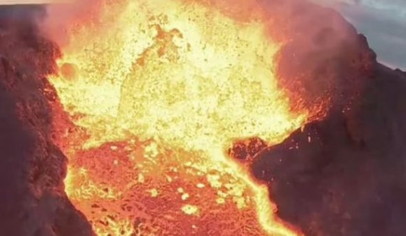  Pamje mbresëlënëse nga ajri, shpërthimi i vullkanit në Islandë filmohet me dron 