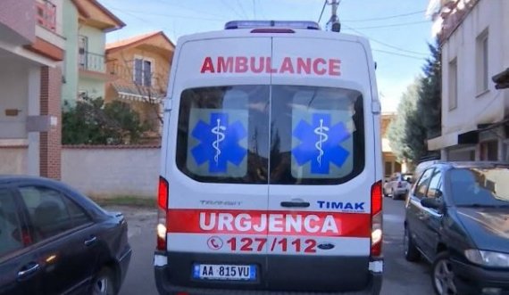  Një 9-vjeçare bie aksidentalisht nga ballkoni, dërgohet në spital 