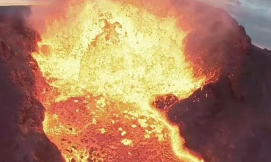  Pamje mbresëlënëse nga ajri, shpërthimi i vullkanit në Islandë filmohet me dron 