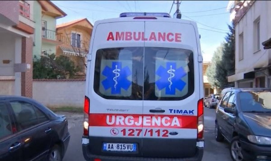  Një 9-vjeçare bie aksidentalisht nga ballkoni, dërgohet në spital 