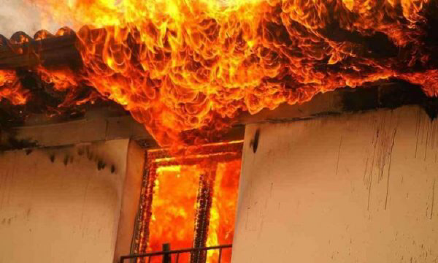 Në Prizren përfshihet nga zjarri një shtëpi, vdes e moshuara që ishte brenda 