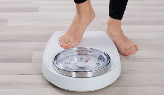 Pesë arsyet pse grumbullohen kilogramët