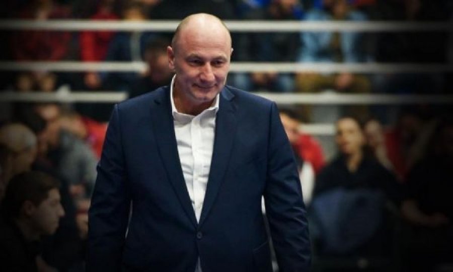 Ylli e vazhdon bashkëpunimin me trajnerin që e bëri kampion