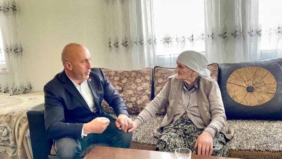  U kritikua që nuk po i viziton, Ramush Haradinaj i shkon në konak familjes së Shaban Shalës 