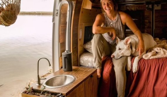  26-vjeçarja braktis punën dhe të dashurin për të jetuar me qenin e saj 