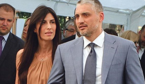  Gruaja e politikanit serb tregon se si e sulmuan tifozët serbë burrin e saj 