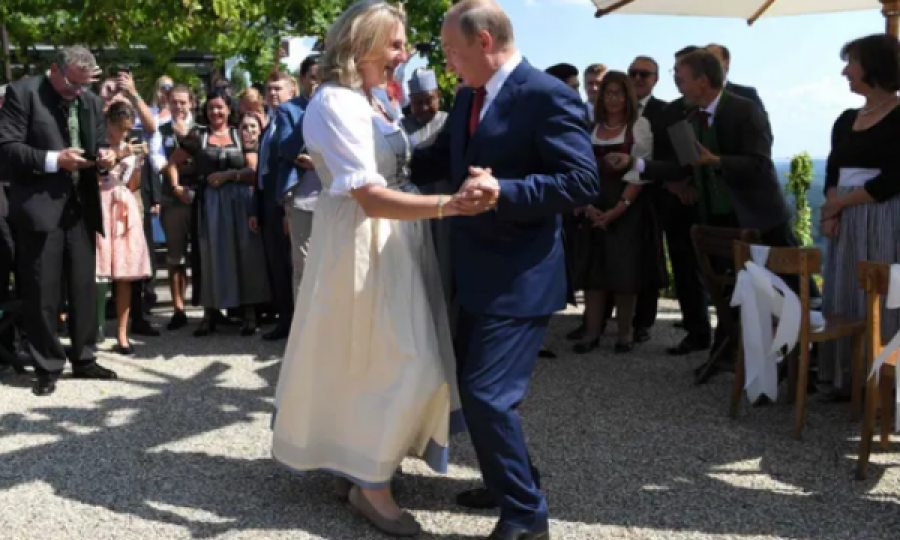  Ish-ministrja austriake që vallëzoi me Putinin merr post të lartë në kompaninë e naftës 