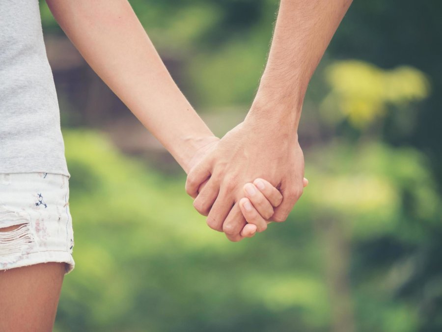Mënyra se si i mbani duart lidhur me partnerin tregon shumë për marrëdhënien tuaj