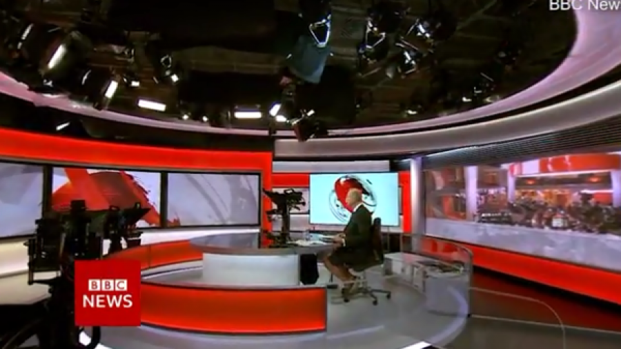  Interesante: Gazetari i BBC-së lart me kravatë, poshtë me pantallona të shkurtër 