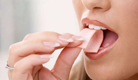 A e dini çfarë ndodh kur kapërdini çamçakëz?