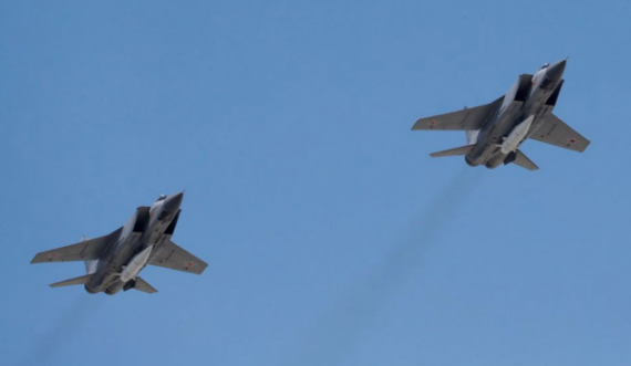 Aeroplani luftarak rus e përcjell aeroplanin amerikan afër kufirit