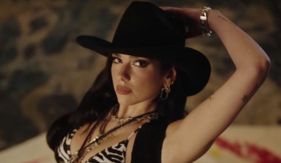 Një “cowgirl” seksi, Dua Lipa tërheq vëmendjen me paraqitjen në klipin e ri