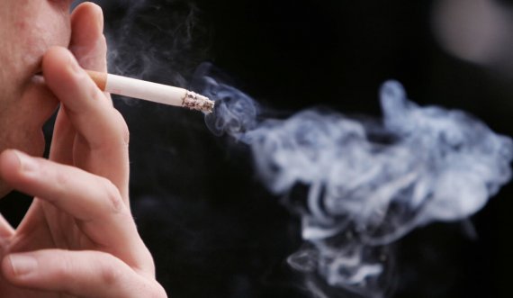Ky është vendi i parë në botë që do të ndalojë pirjen e duhanit në ambiente të jashtme