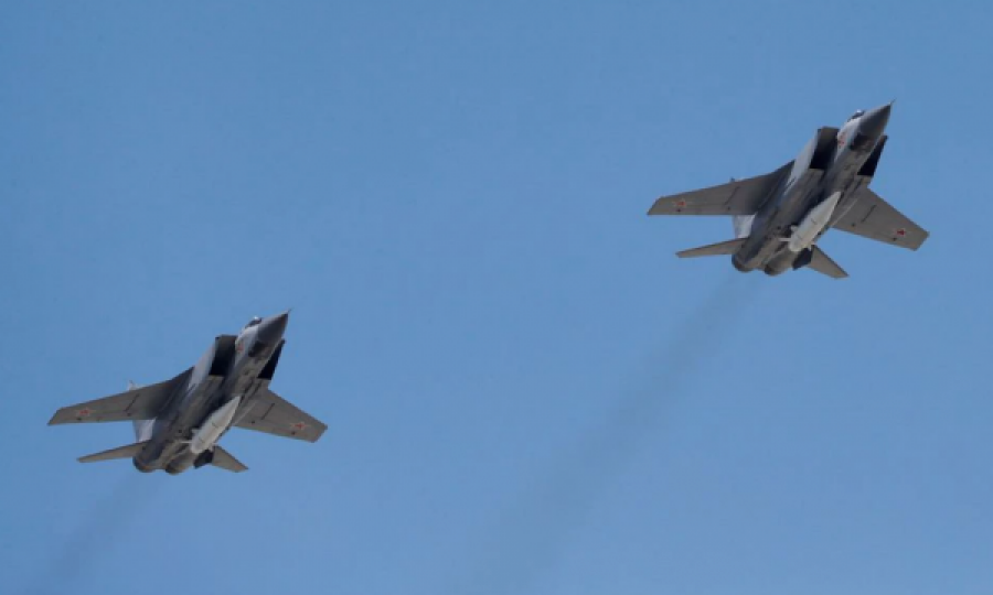 Aeroplani luftarak rus e përcjell aeroplanin amerikan afër kufirit