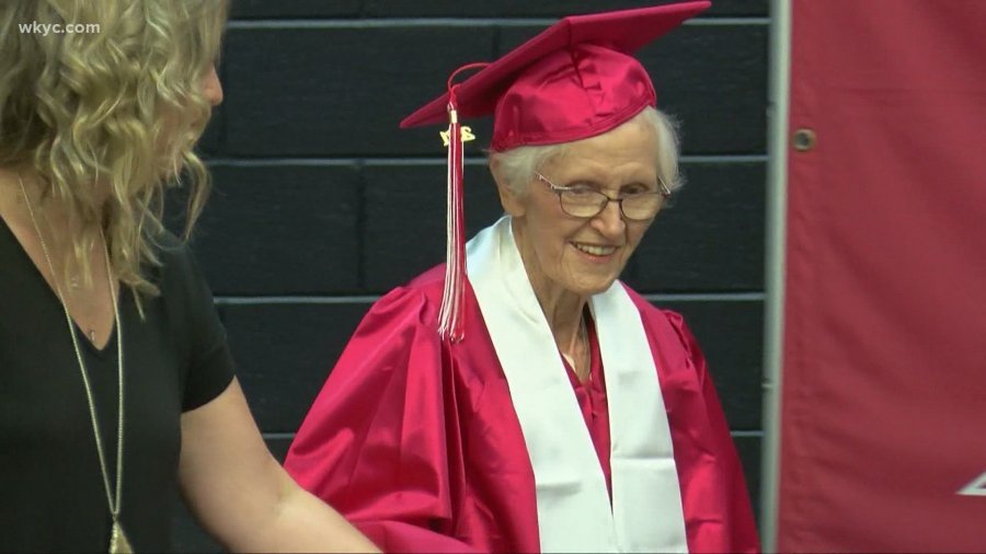 Më mirë vonë se kurrë! Gruaja 94-vjeçare nga Alabama merr diplomën e gjimnazit 