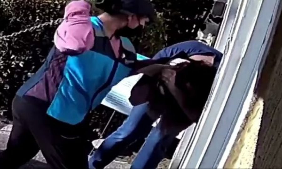 Dalin pamjet se si punonjësja e postës  rrahu një grua