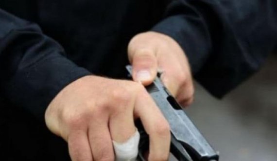  Në Prishtinë një person godet vetën në kokë me kondak të armës, përfundon në QKUK 