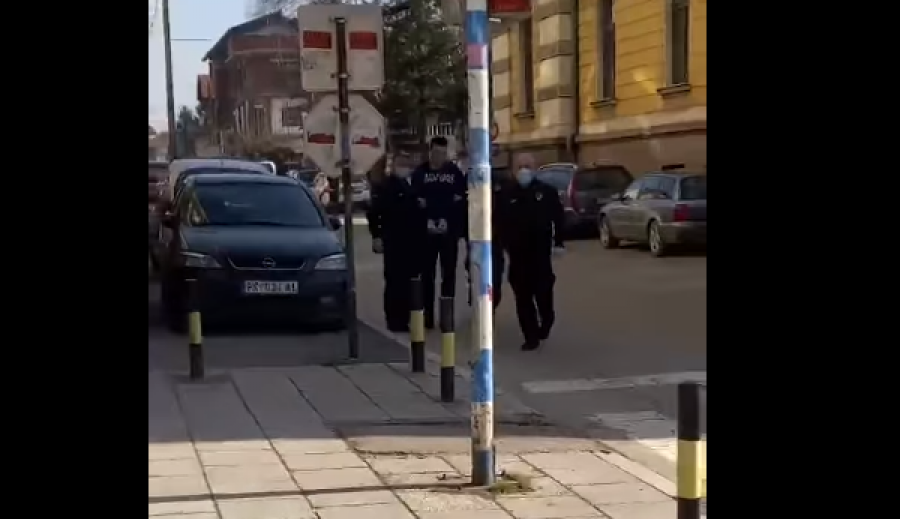 Blerim Maqastena publikon një video me pranga në duar dhe këmbë, i rrethuar nga policia serbe
