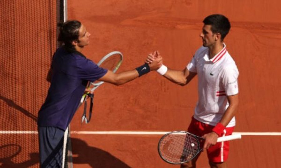 Djokovic fiton ndeshjen që e kishte pothuajse të humbur, kualifikohet në çerekfinale