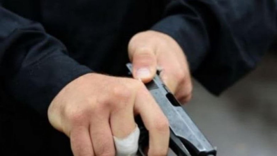  Në Prishtinë një person godet vetën në kokë me kondak të armës, përfundon në QKUK 