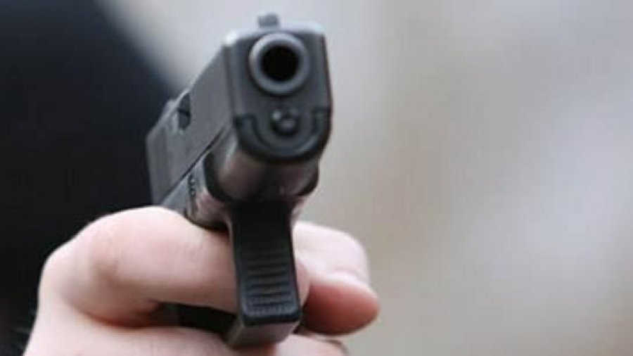 Sherr me grushte në Divjakë, 47-vjeçari nxjerr armën 