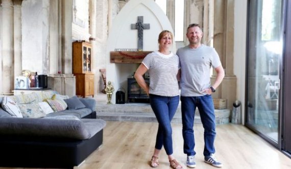  Çifti kreativ shndërrojnë ish-objektin e kishës në një shtëpi moderne 