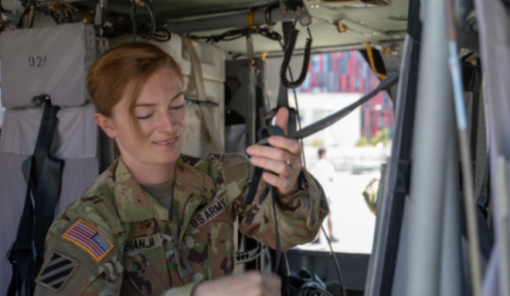 Ushtria Amerikane prezanton refugjaten kosovare, tani pilote e njohur në “Defender 2021”