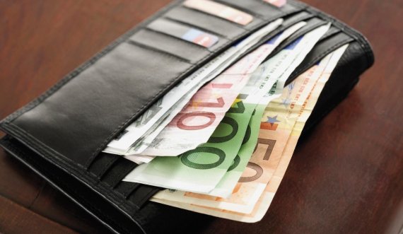  Gjest i mirë: Në Ferizaj 21-vjeçari e gjen portofolin me 381 euro, ia kthen pronarit 