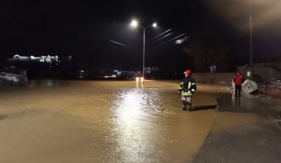 Në Malishevë 56 familje kompensohen për dëmet e shkaktuara nga vërshimet 