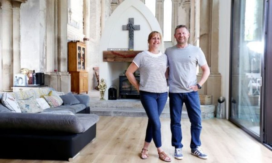  Çifti kreativ shndërrojnë ish-objektin e kishës në një shtëpi moderne 