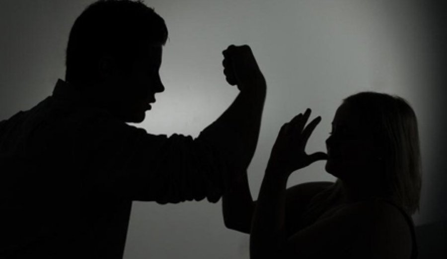  Pejë: Burri ushtron dhunë fizike dhe psikike ndaj të fejuarës 