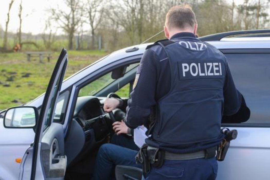  Policia gjermane ndalon katër kosovarë në kufi, po tentonin të hynin në Gjermani me pasaporta të falsifikuara 