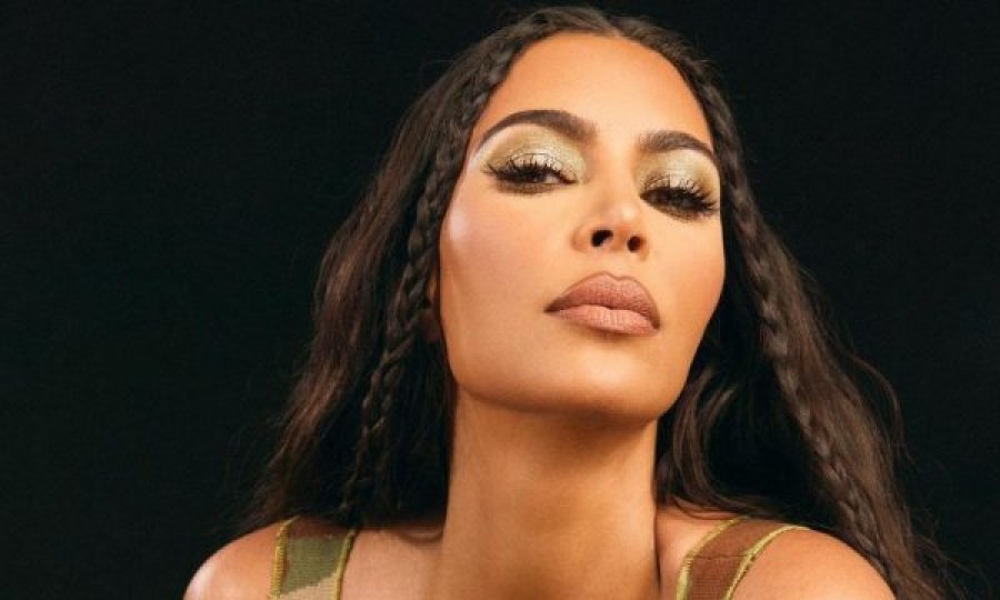 Kim Kardashian edhe pas ndarjes vazhdon të vishet me rroba nga marka e Kanye West